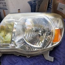 2005-10  TOYOTA TACOMA HEADLIGHTS