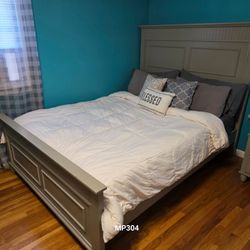 Queen Bed w/ Matress Box  Spring