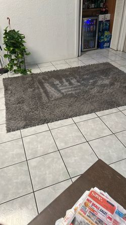Almost new GRAY Rug 5ft 3”x 7ft 6 “