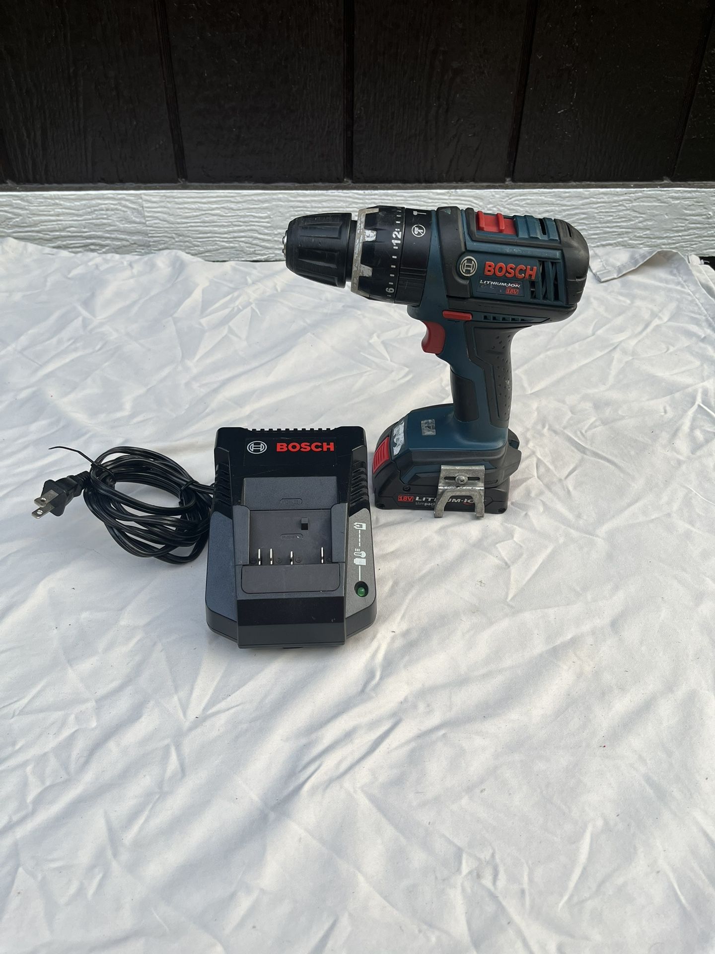 BOSCH Lithium-ion 18V plus battery + charger