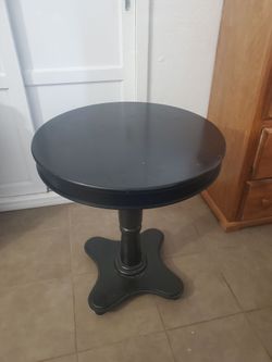 Hey im selling this black table