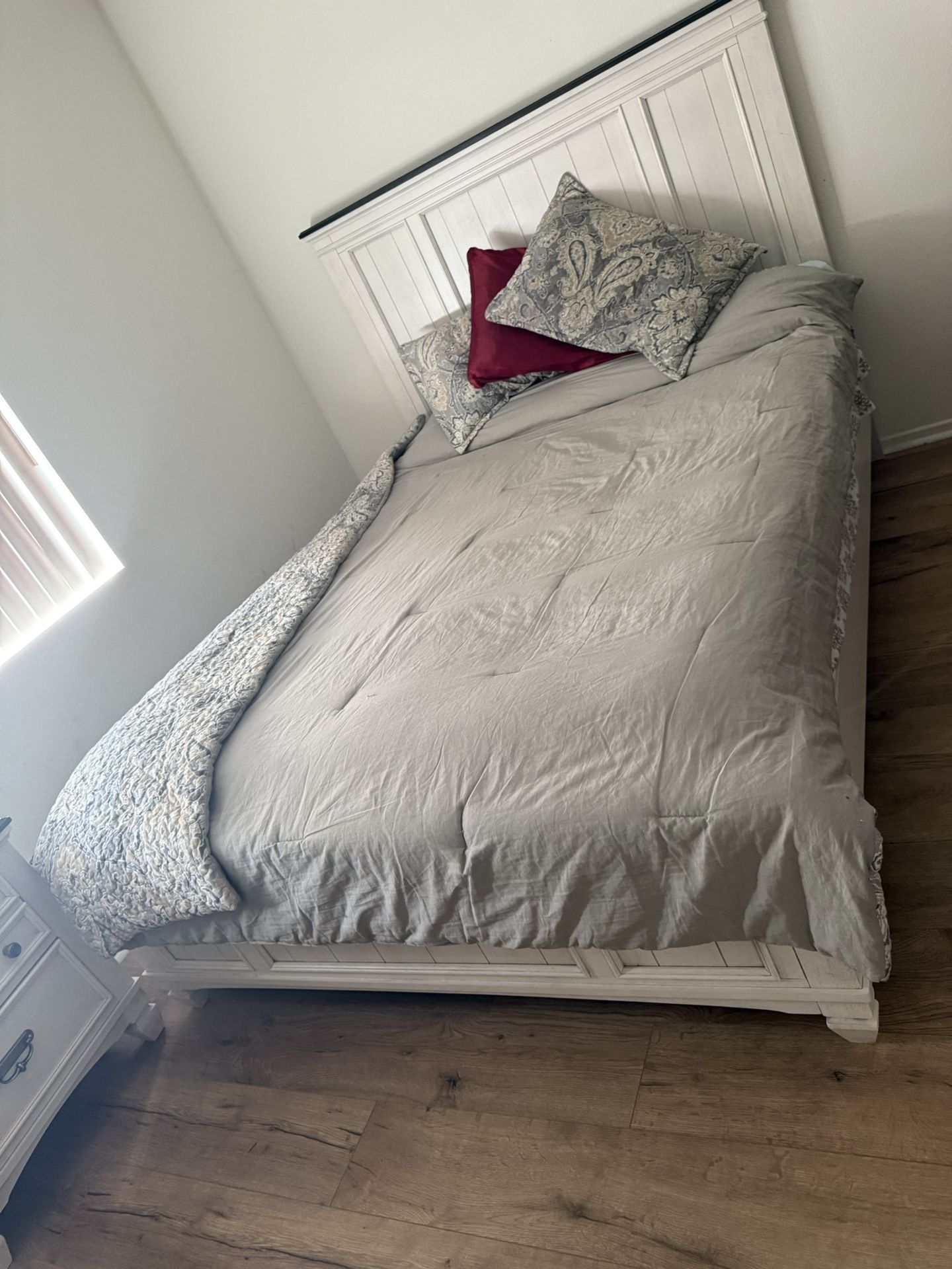 White Sawyer Queen Bedroom Set