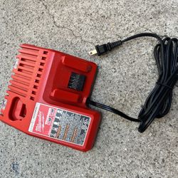 Milwaukee M12 & M18 12-Volt/ 18-Volt Charger 