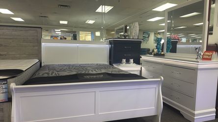 Beautiful White Modern 5pc Bedroom Set Available Now $599