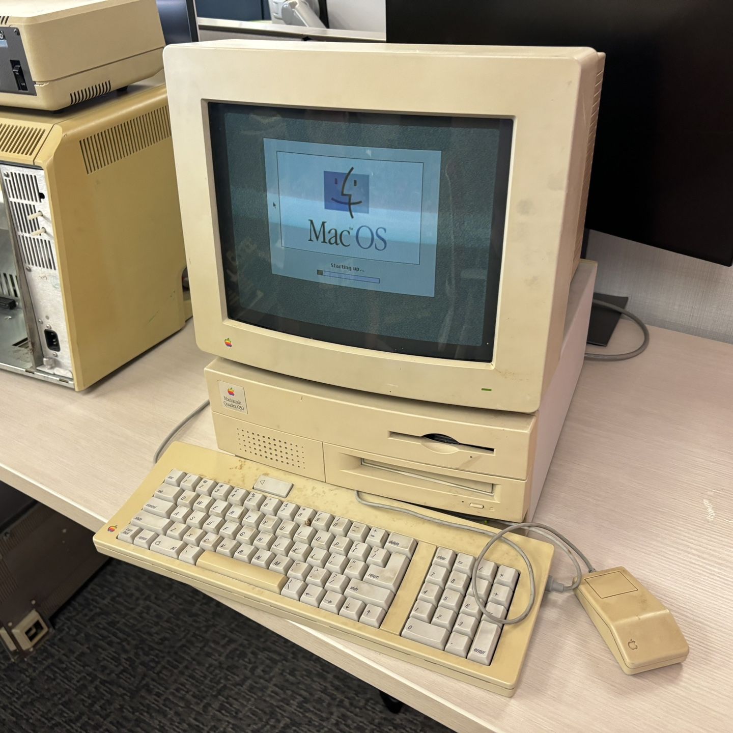 WORKING Apple Macintosh Quadra 650 WITH Keyboard, Mouse and