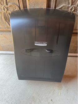 Paper towel dispenser