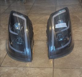 Volvo 
 Blackout Projector Headlight With LED DRL Bolt & Sequential Turn Signal 2003-2017