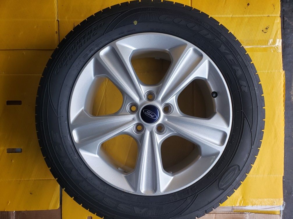2013-2018 Ford Escape 17" Wheels and Tires