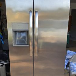 Frigdaire Refrigerator 
