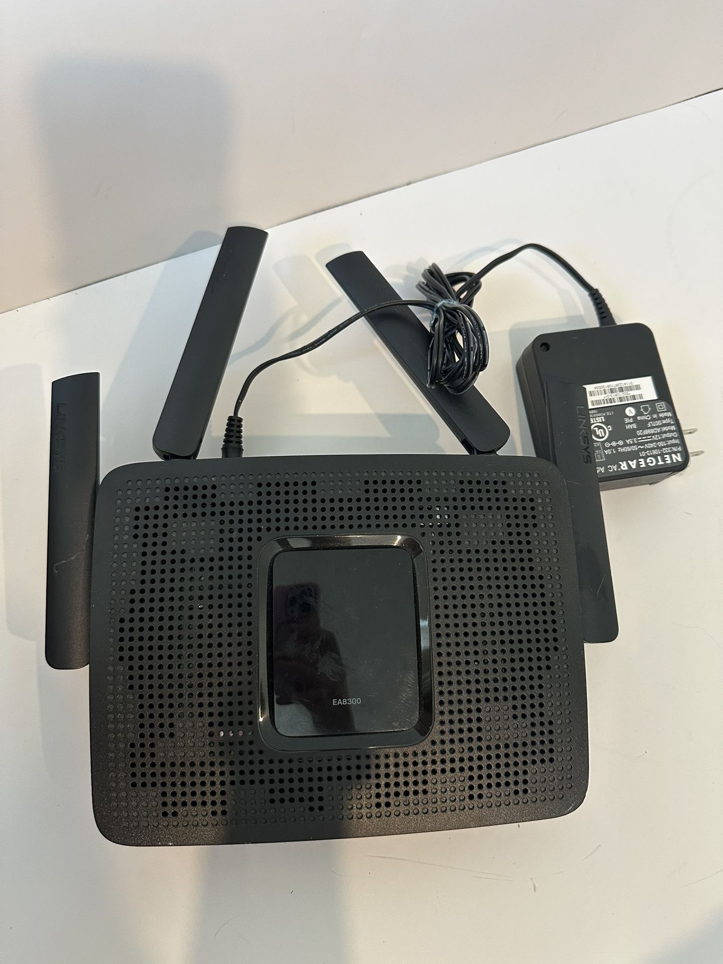 Linksys EA8300 Max-Stream: AC2200 Tri-Band Wi-Fi Router for Wireless Home Network