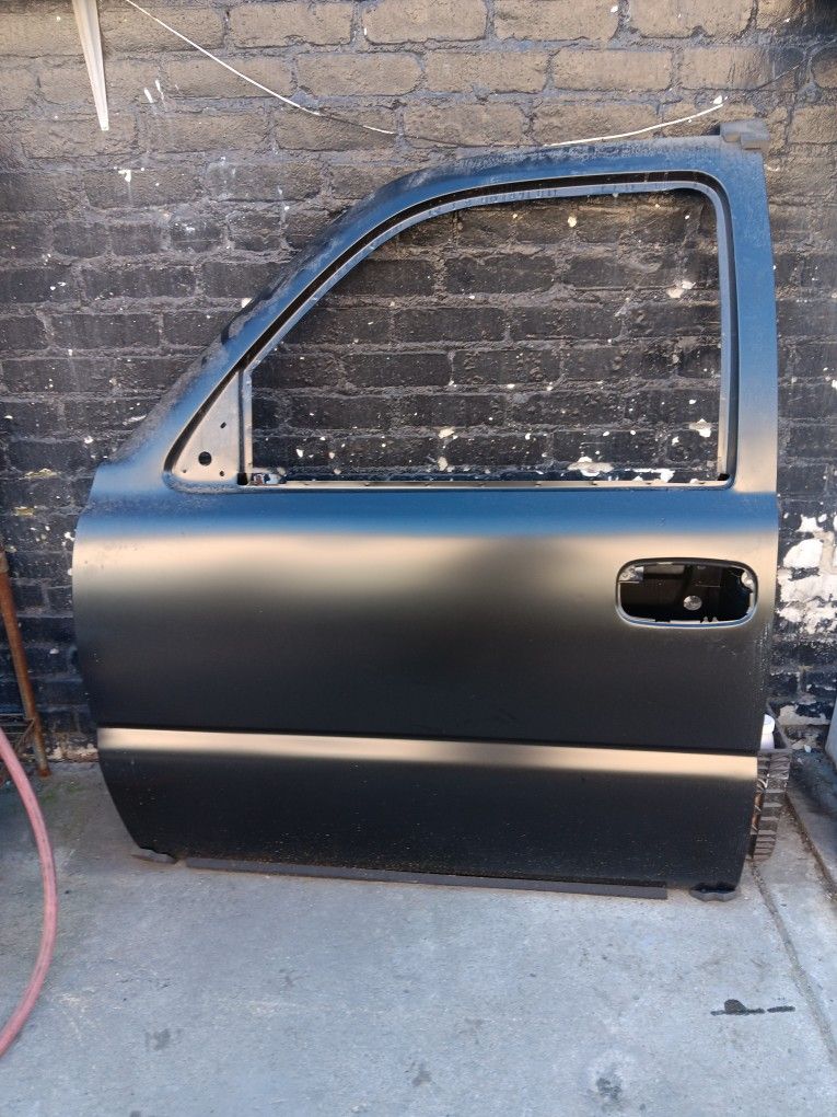 99-02  CHEVY SILVERADO DOOR! NEW!! 125$