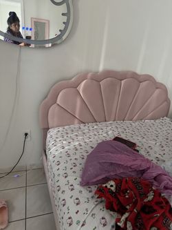 Cama Queen ,dos Gavetas Amplias Alante Y Tiene Luces