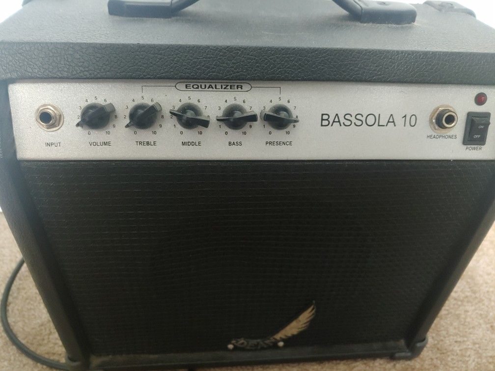 Dean Bassola 10 Bass Practice Amp