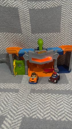 Fisher-Price Little People Hot Wheels Toddler Toy Race and Go Track Set with Lights