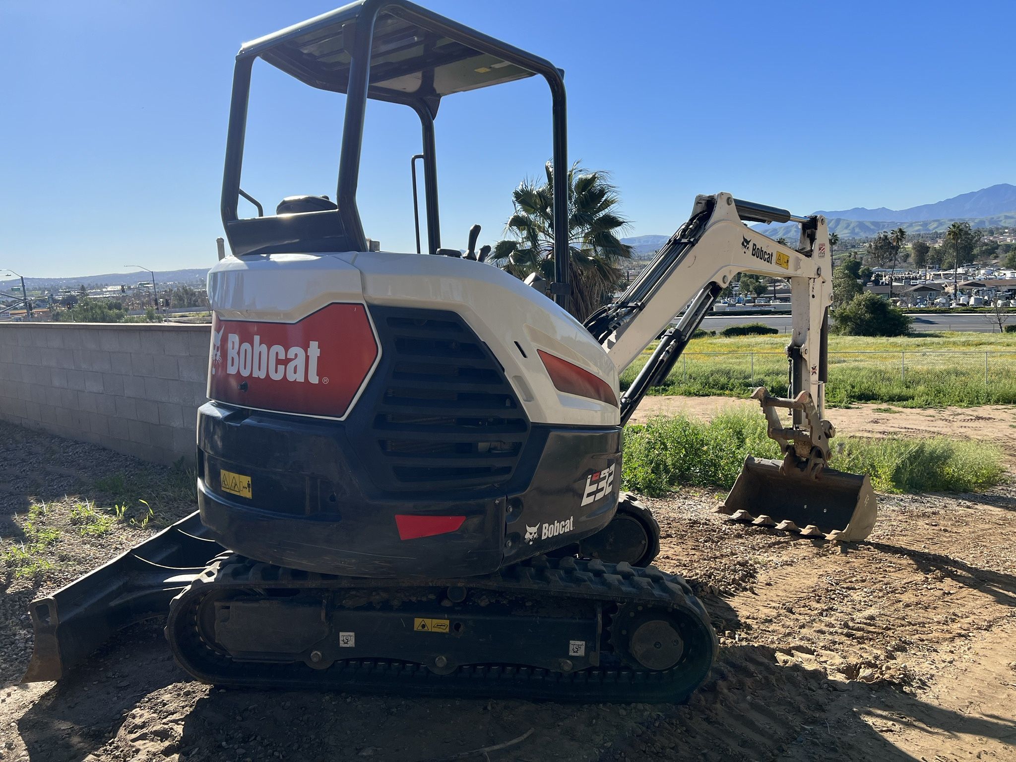 Bobcat E32, 4 Buckets & Compaction Wheel