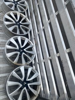 5 Lug Tesla