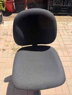 Black Adjustable Office Chair – Excellent Condition
