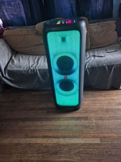 JBL PARTY BOX 1000 ESTA SPEAKER ES USADA TIENE RASPONES Y UN GOLPE COMO SE MUESTRA EN LA FOTO PERO NO LE PERGUDICA EN NADA SUENA EXELENTE TODO LE FUNC