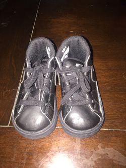 Toddlers Nikes leather tennis shoes size 5
