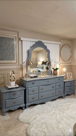 BEAUTIFUL SOLID WOOD DRESSER. MIRROR AND 2 NIGHSTANDS FOR SALE! IN GREAT CONDITION