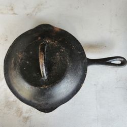 Cast iron pan with lid