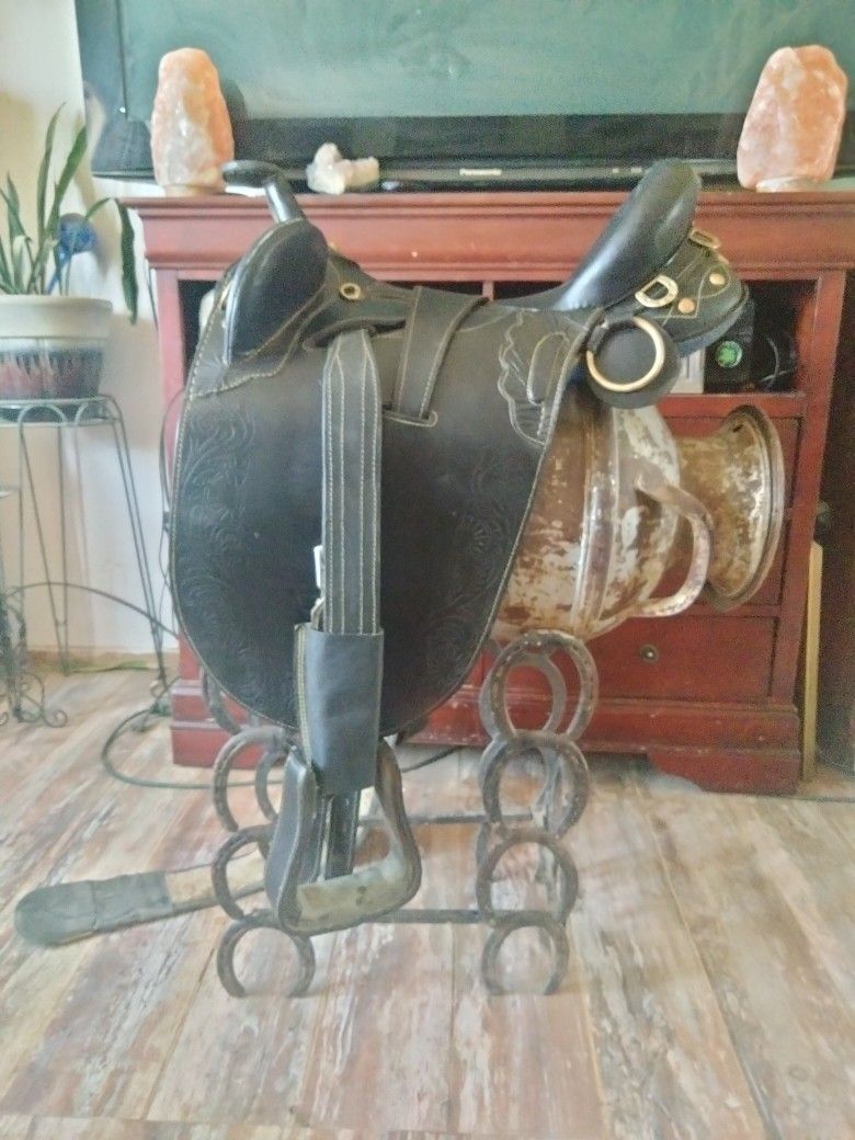 Australian Outback Saddle