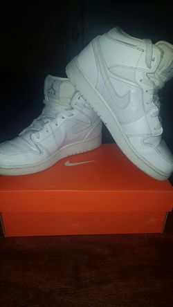 NIKE JORDANS