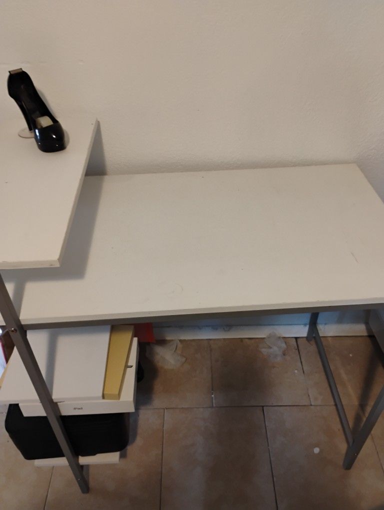 White Clean Desk 21x36x36