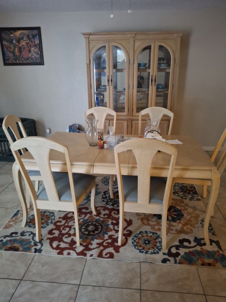 China cabinet diner table very good condition
