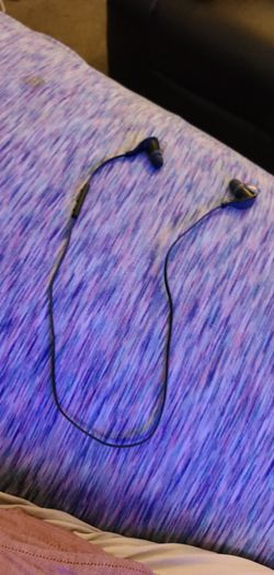 Wireless blue tooth earbuds