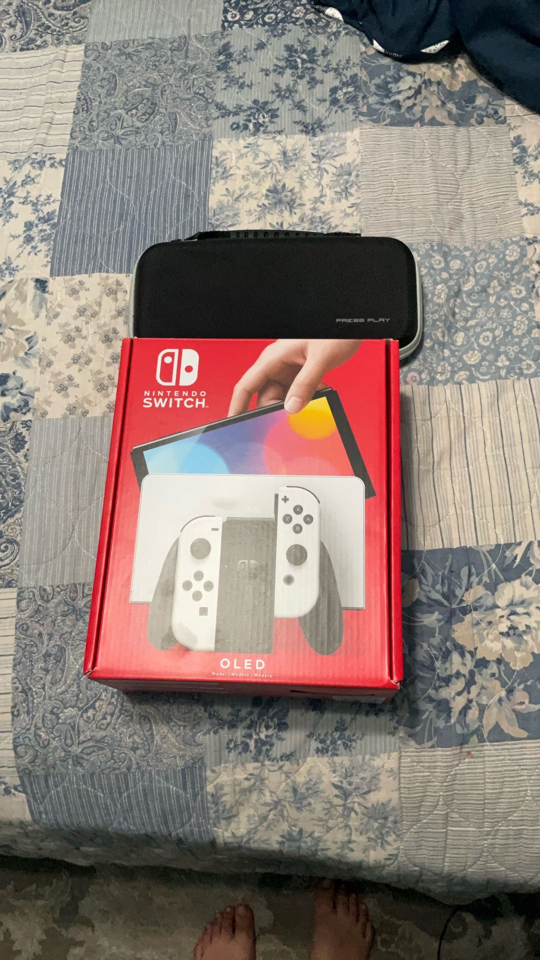 Nintendo switch 1 oled white color never got to play with it read the description
