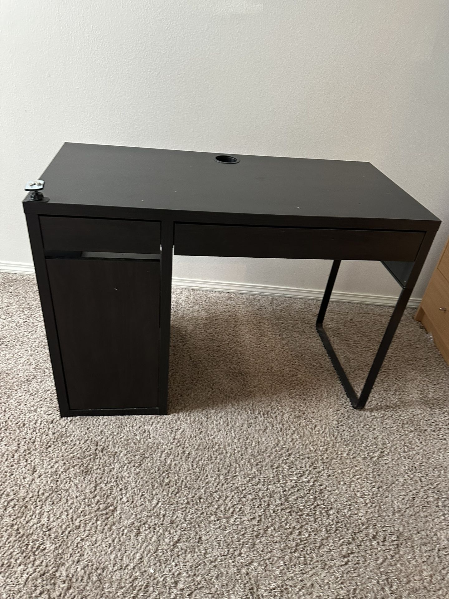 Black Desk