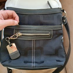 Nine West Black Crossbody Bag With Zipper And Detachable Keychain 