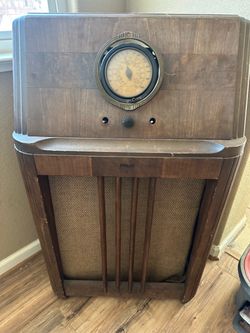 Philco Vintage Console Floor Radio - Free