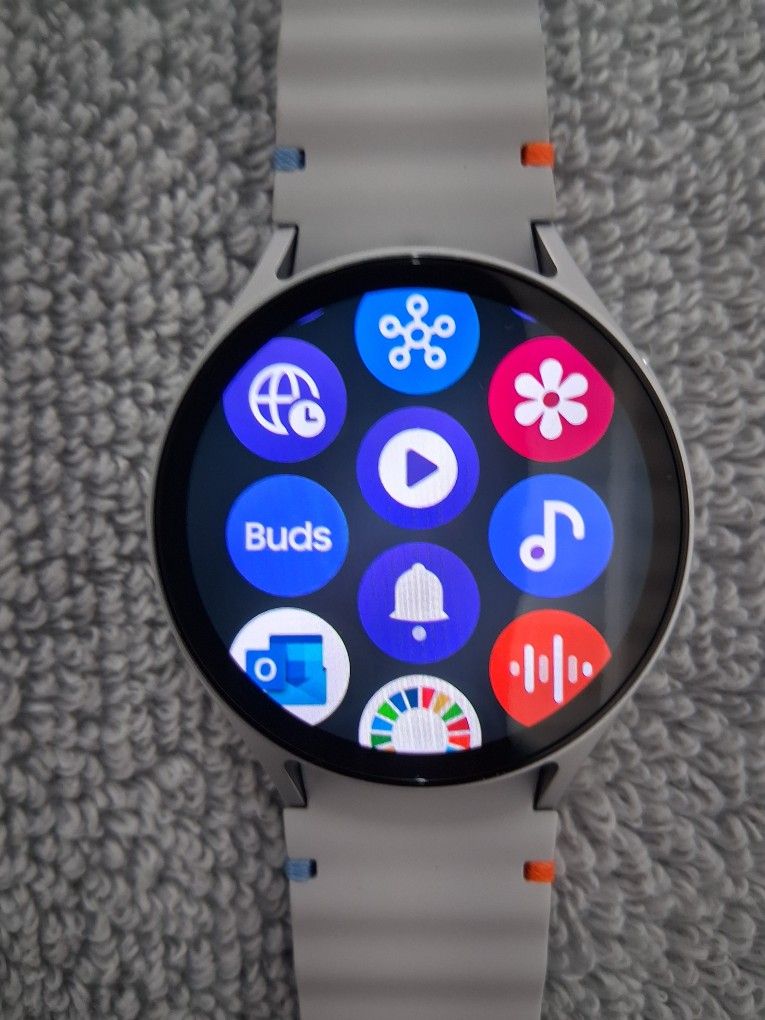 NEW "SAMSUNG SERIES 7" SMARTWATCH. NICE LOOKING WATCH, PLEASE READ AD, PRICED TO SELL!!!