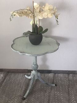 MERSMAN 7241 SCALLOP ACCENT TABLE WITH BRASS LAMP