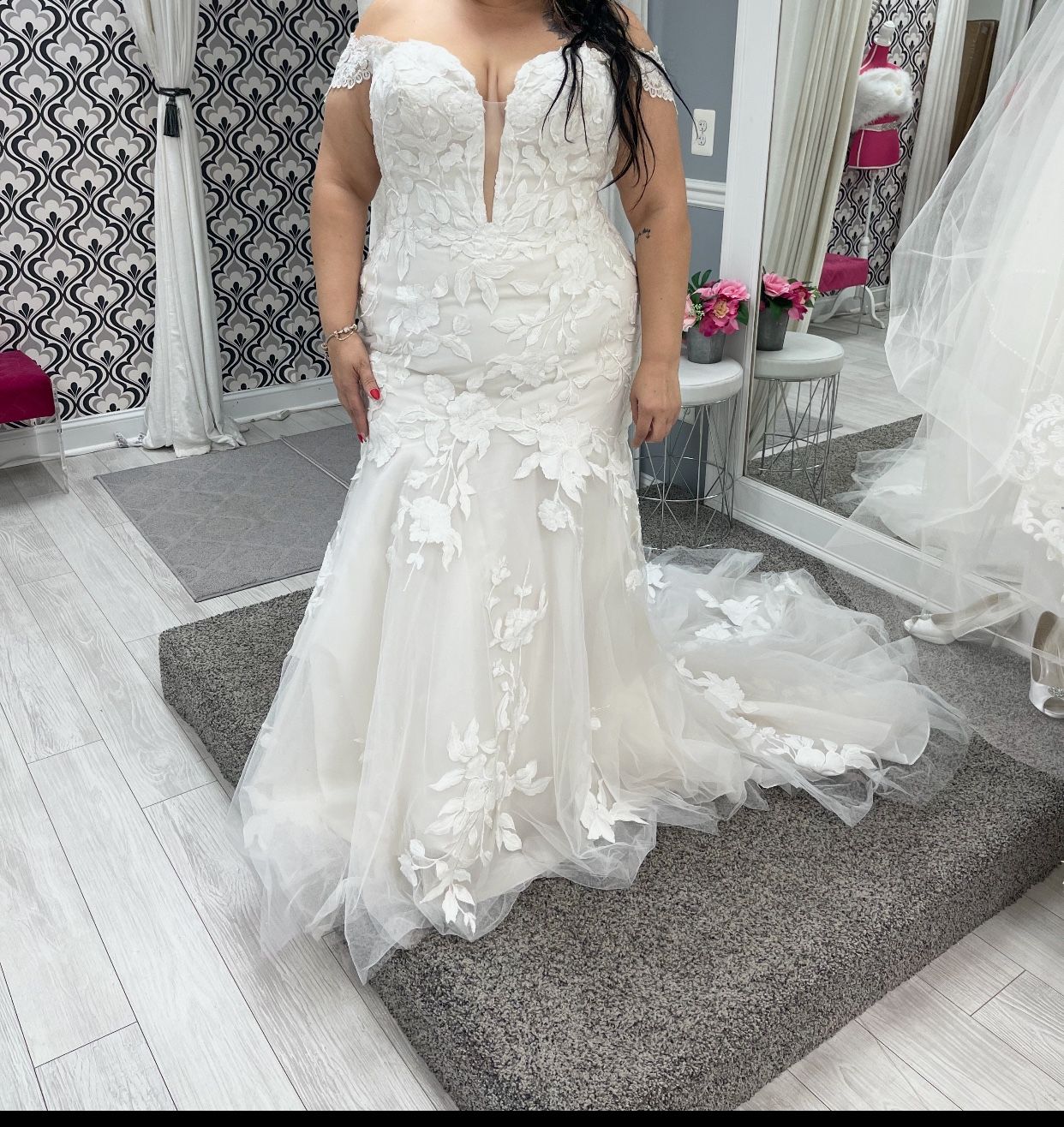 NEVER USED WEDDING DRESS - SIZE 18