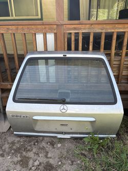 92 Mercedes-Benz W124 station wagon tailgate assemblies.