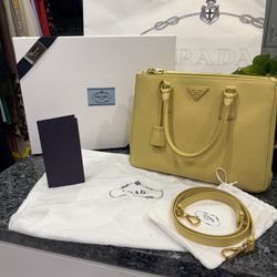 Large Prada Galleria Leather Bag