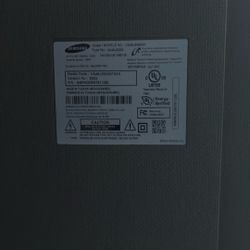 Samsung Smart TV w/remote 48”