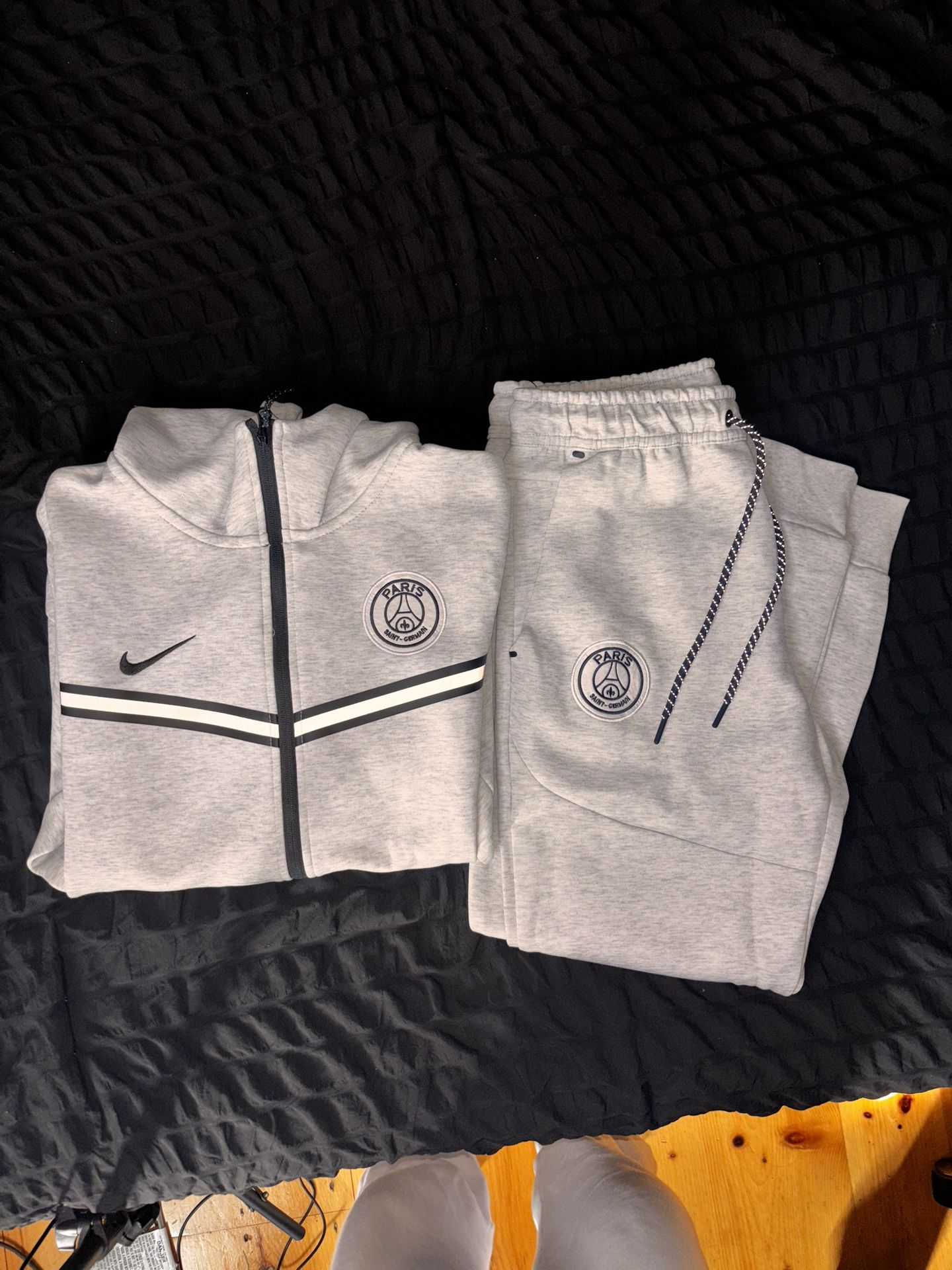 Nike Tech Fleece Set — Gray (Reflective Details, Size Large)