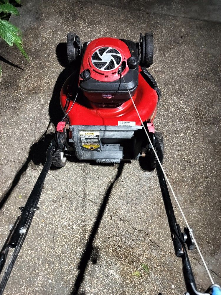 22" SELF PROPELLED CRAFTSMAN MOWER. SHARP BLADE, SIDE DISCH, ADJ WHEELS, WORKS GREAT. G