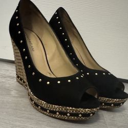 Black suede and gold wedges size 7.5.if they’re posted they’re available. Read description
