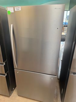 Hisense Counter Depth Bottom Freezer Refrigerator 33”