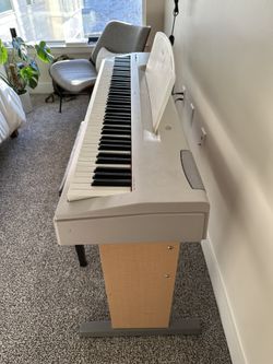 Yamaha P60-S Electronic Piano with Bench for Sale in Stamford, CT