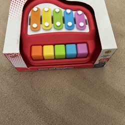 Play Right Piano And Xylophone