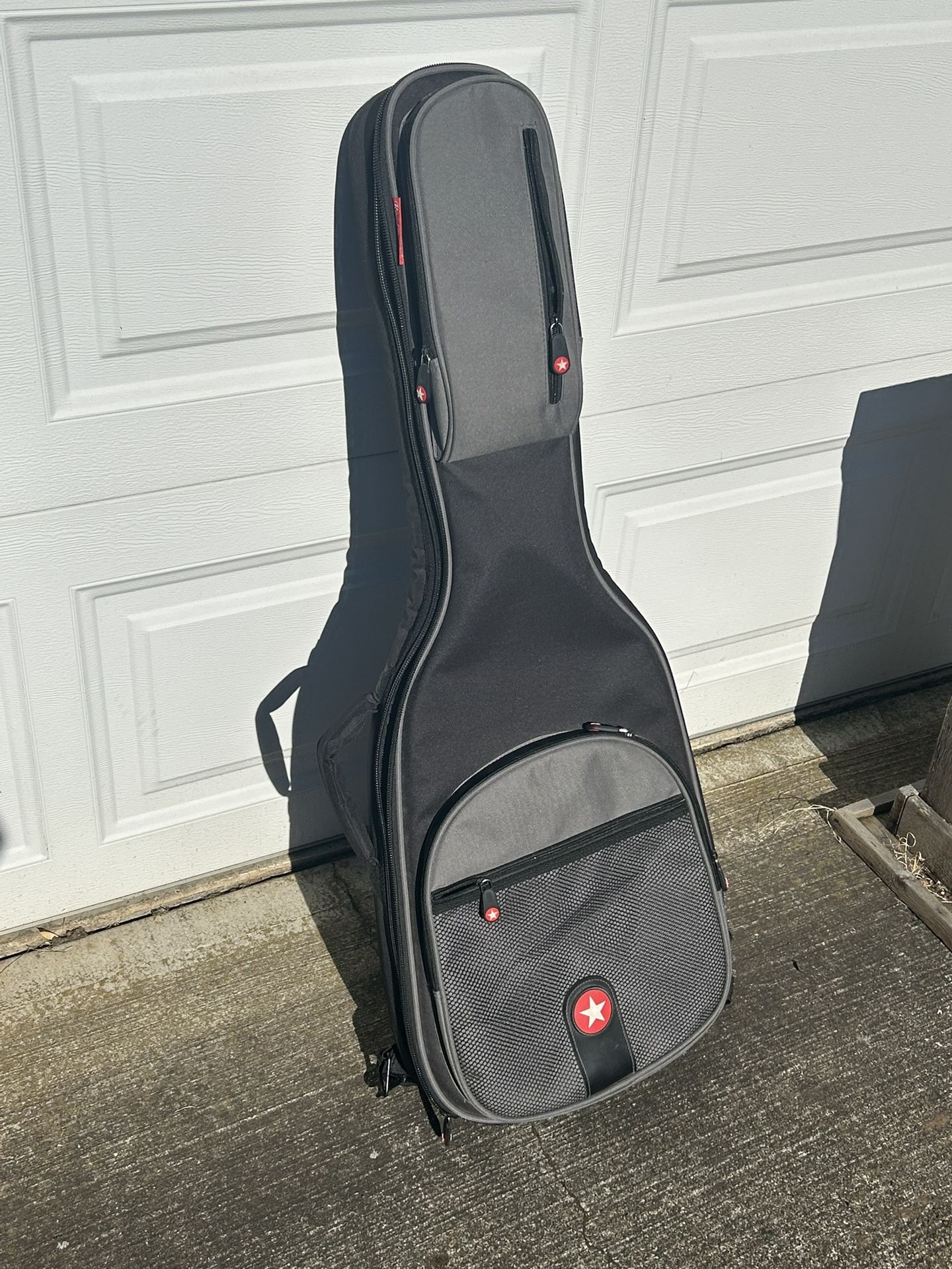 Nice padded roadrunner electric guitar case in good condition. $50, cash or Venmo, meet in person summer convenient. I live in Northwest Vancouver.
