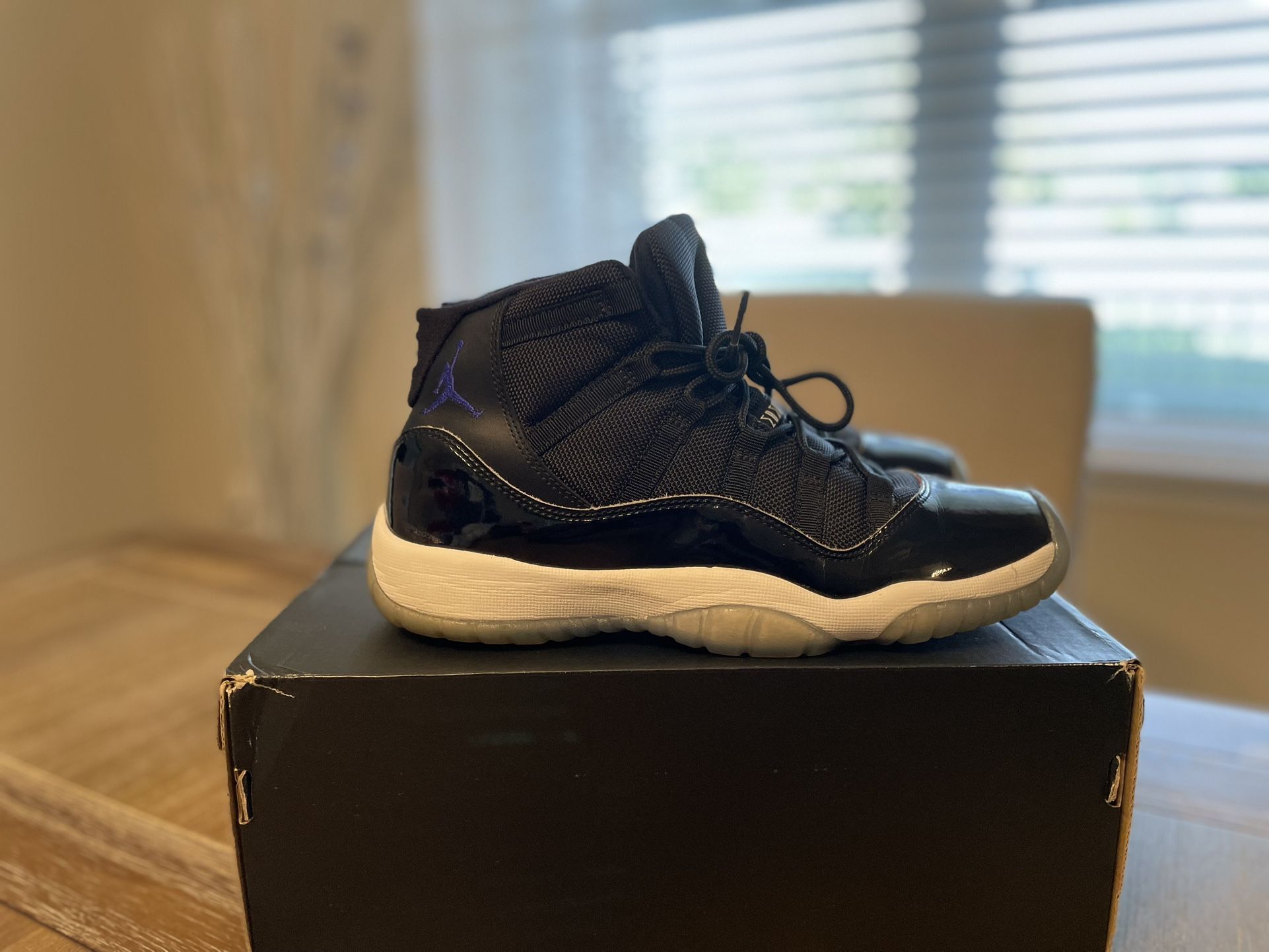 Air Jordan 11 Retro Black /Concord White 2018 Size 7Y Boys