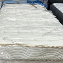 XL Twin Size Mattress (XL Colchon Twin Size)