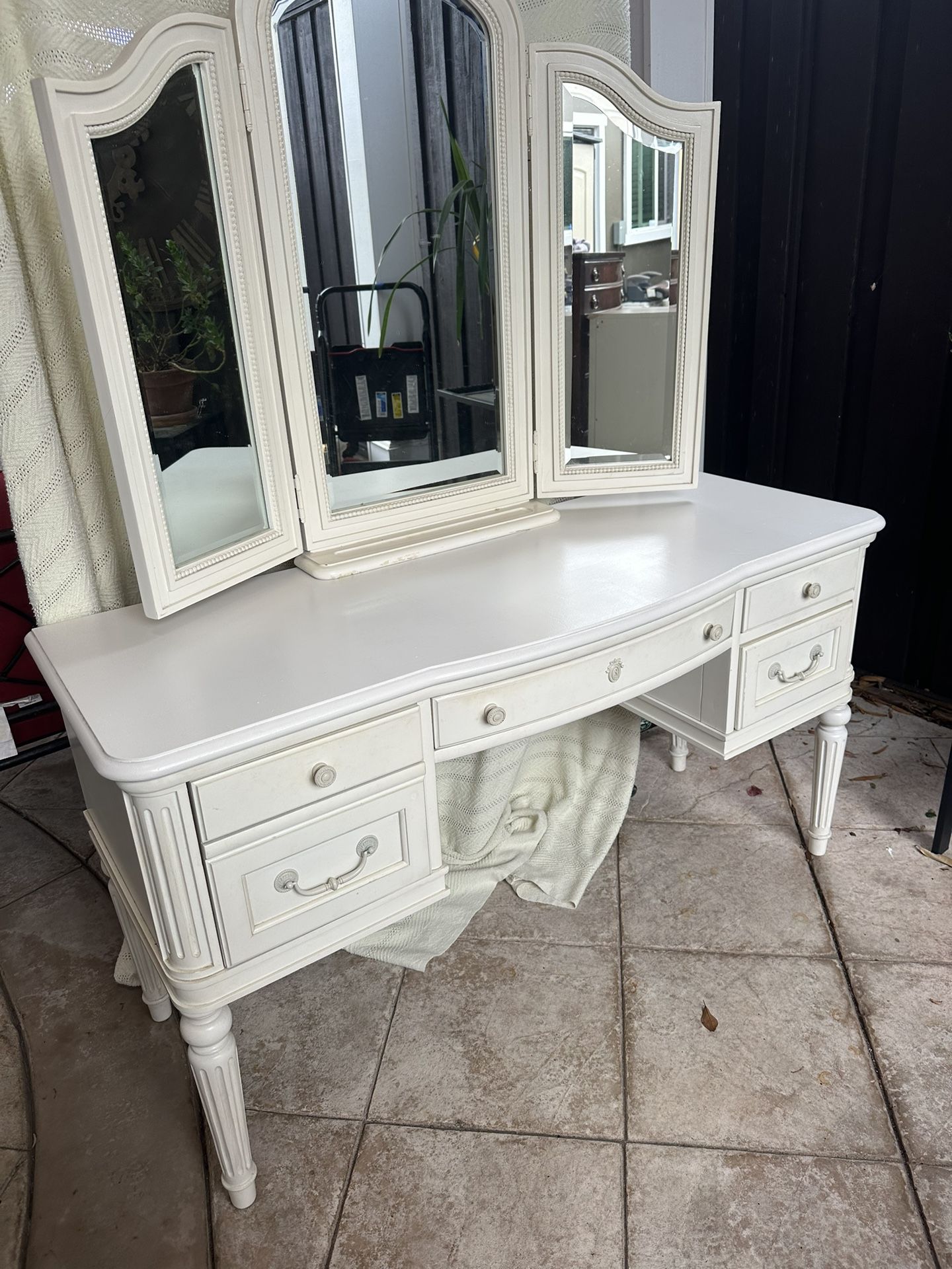 Solid wood vanity table in good condition